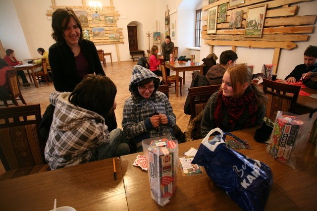 Wolontariusze z puszkami w szydłowieckim zamku mogli odpocząć i rozgrzać się gorącą herbatą.