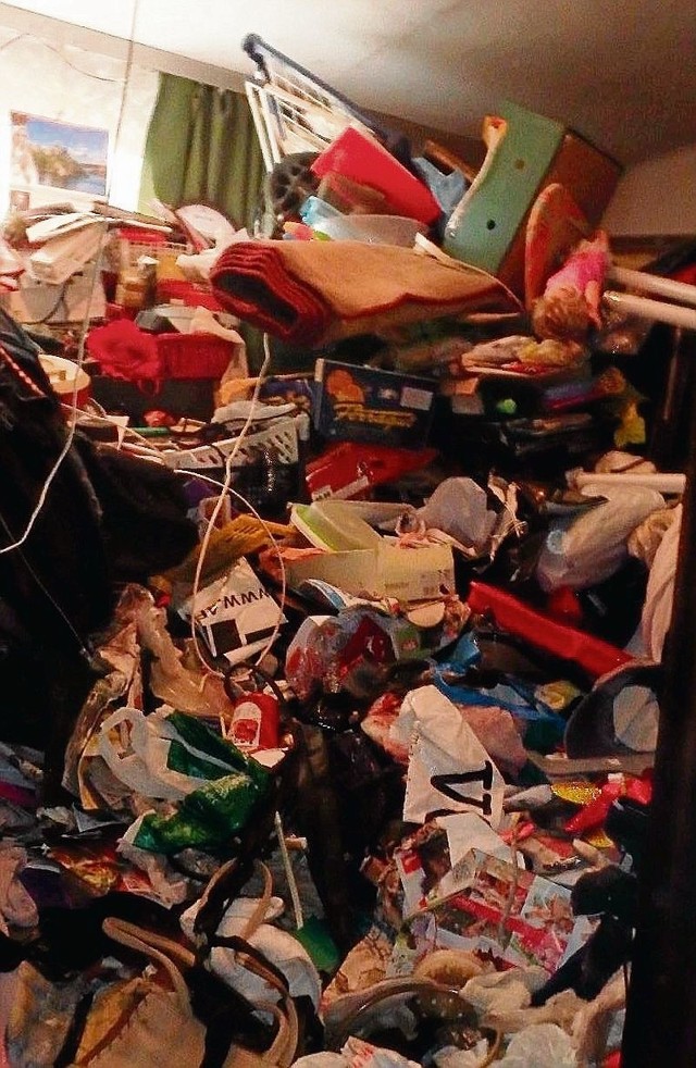 W małym mieszkaniu śmieci zalegają aż po sufit