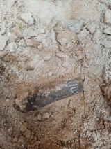 Na polu w Zamartem odnaleziono niewypał. To pocisk z czasów II wojny światowej. Zabrali go saperzy