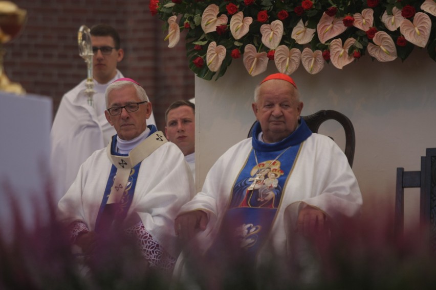 Ważne przesłanie abp Skworca do kobiet w Piekarach: Katolicy nie mogą się zgodzić na to, aby tysiące kobiet w niedzielę obsługiwało kasy. 