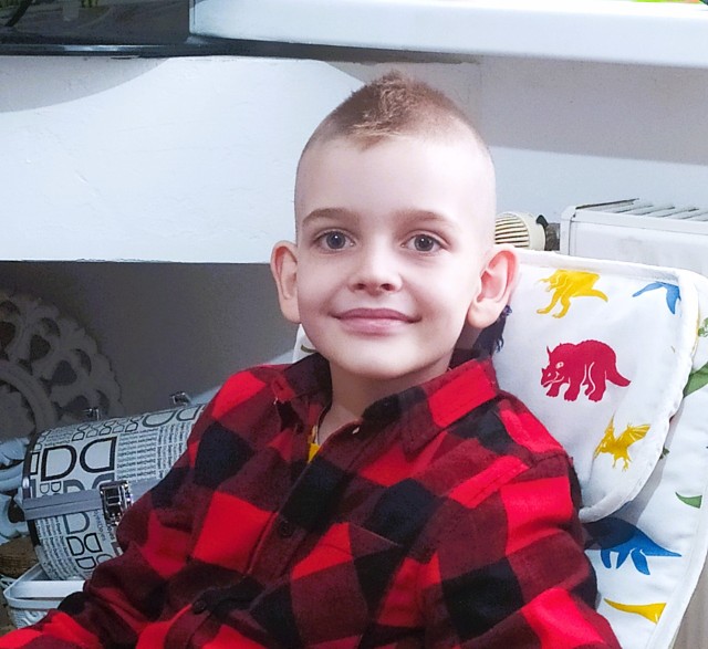 Jasiu Jarski z Sępólna ma 8 lat. Zdiagnozowano u niego Zespół Ehlersa Donlosa. Jedynym lekiem dla chłopca jest ciągła, choć kosztowna, rehabilitacja.
