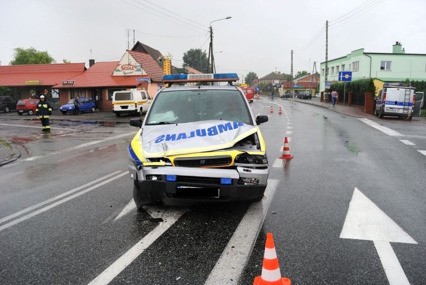 Wypadek. Skoda zderzyła się z ambulansem