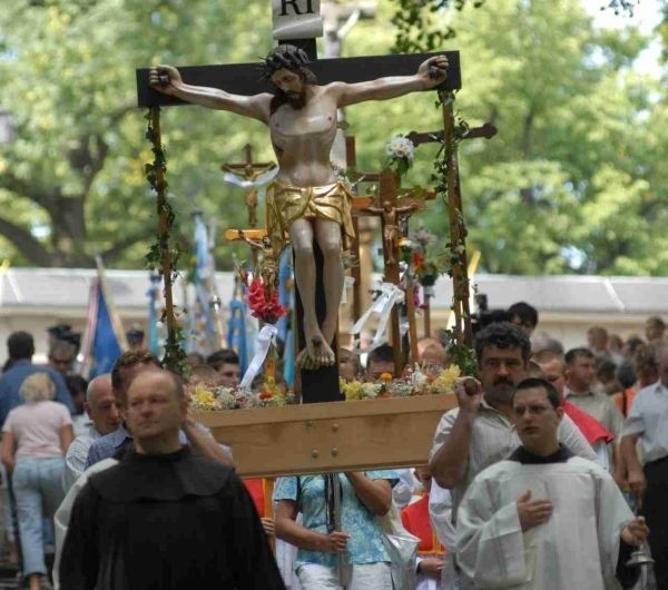 Na czele procesji szły krzyże i sztandary z kilkudziesięciu parafii pielgrzymujących na tegoroczny odpust.