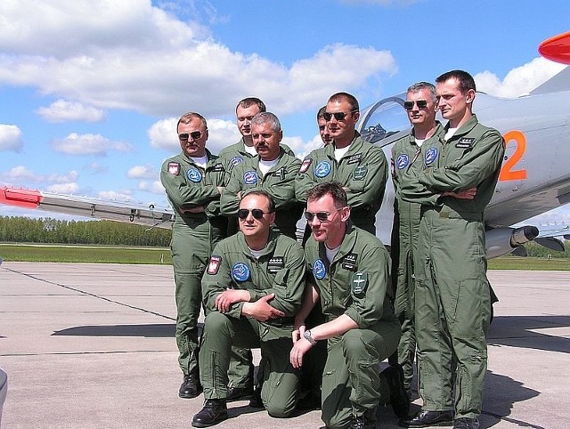 Zespół Akrobacyjny "Orlik" tworzą piloci - instruktorzy z lotniska na Sadkowie.