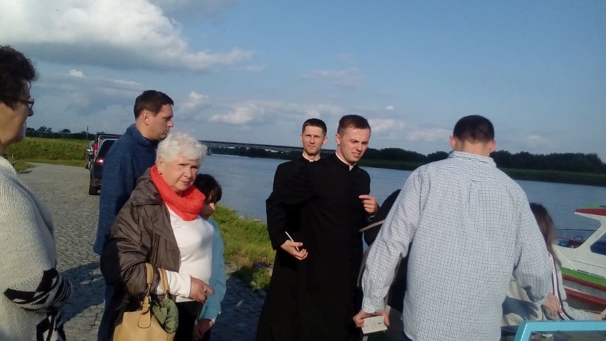 Wiślana majówka z biskupem Nitkiewiczem w Sandomierzu. Z zaproszenia biskupa skorzystało 170 osób
