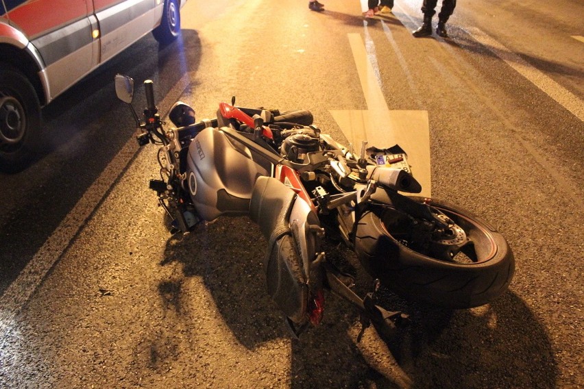 Wypadek na Włókniarzy przy Karolewskiej. Ranny motocyklista [ZDJĘCIA]