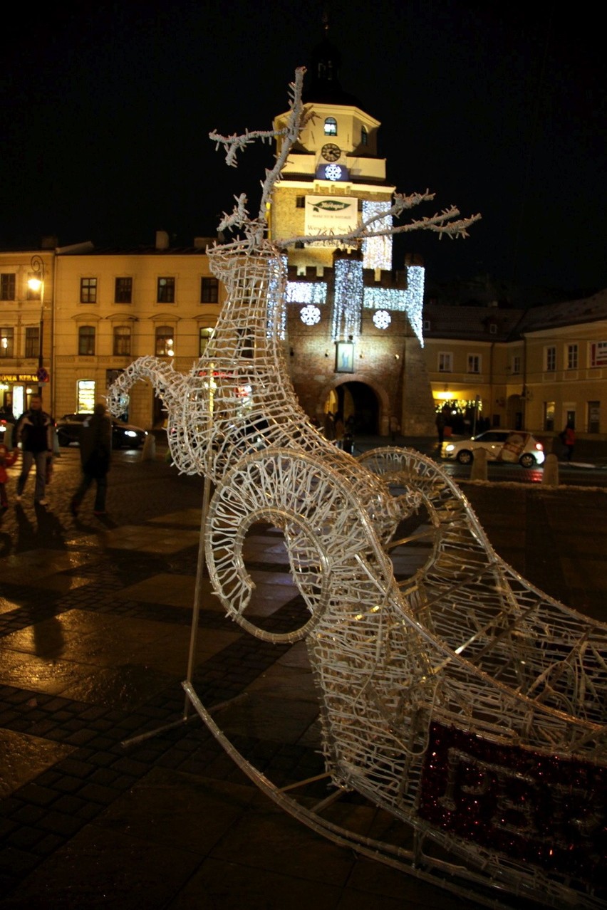 Wandale zniszczyli świąteczną iluminację przed lubelskim ratuszem