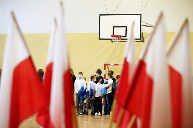 w tym roku szkolnym naukę rozpocznie ponad 6,4 tys. “pierwszaków.”