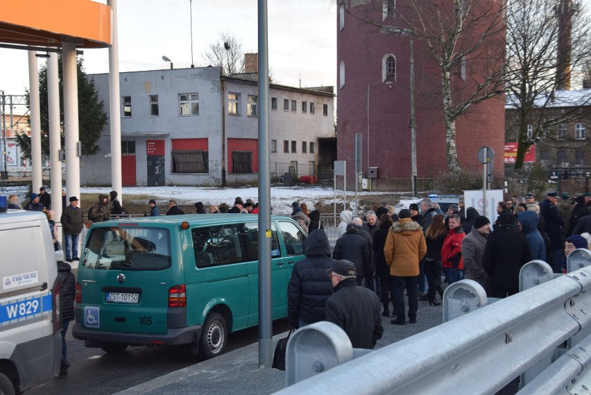 Odsłonięcie płyty pamiątkowej w hołdzie dla Sławomira Pajora w Zintegrowanym Centrum Przesiadkowym [ZDJĘCIA]