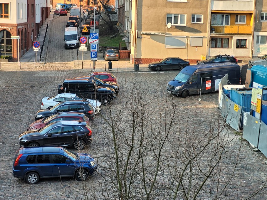 Szczecińskie Podzamcze jest puste. To efekt płatnej strefy parkowania