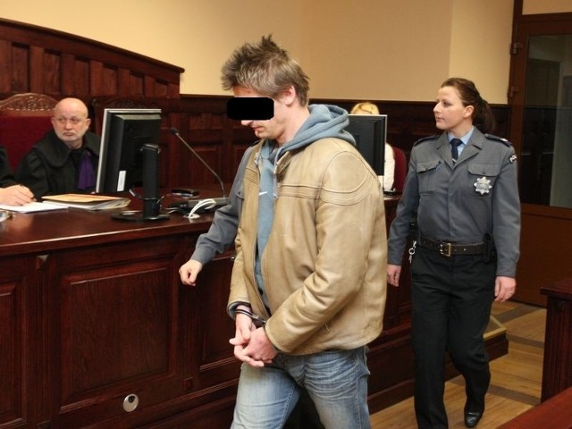 Wiesław A. wyprowadzany z sali rozpraw w Sądzie Okręgowym w Słupsku. Był spokojny. Podczas rozprawy patrzył w ziemię. 