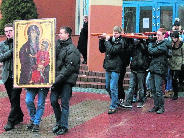 Krzyż Światowych Dni Młodzieży i ikona Matki Bożej Salus Populi Romani przyjadą z Lublińca.