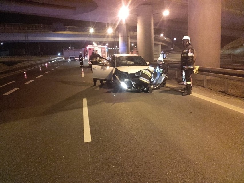 Modlniczka. Pijany kierowca doprowadził do zderzenia pojazdów na węźle autostradowym