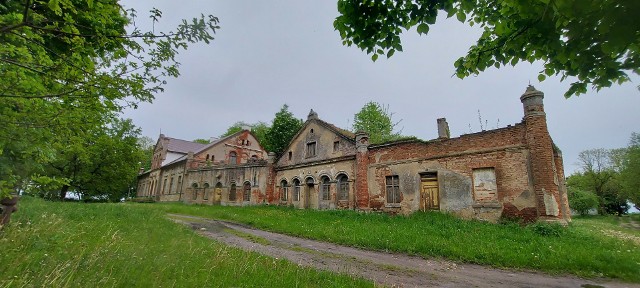 W połowie XIX w. zbudowany został dwór w Niedźwiedziu w gminie Dębowa Łąka w powiecie wąbrzeskim