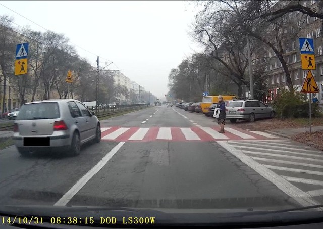 Krakowscy policjanci zanotowali w tym roku ponad 1100 takich niebezpiecznych manewrów.