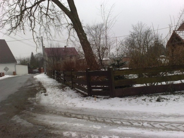 To o ten płot wokół domu wojewody chodzi. Były starosta namysłowski twierdzi, że ogrodzenie to samowolka.