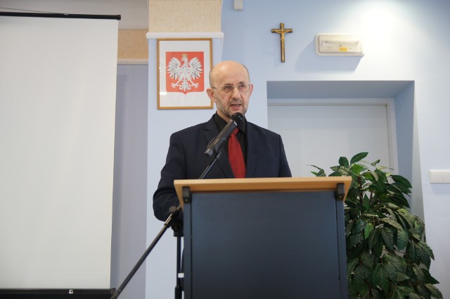 Burmistrz Sławy Cezary Sadrakuła podczas sesji rady powiatu