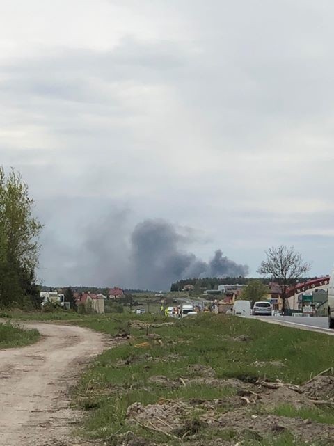 Gmina Morawica. Wyciek cynku i pożar na terenach zakładów metalowych w Dębskiej Woli (ZDJĘCIA)