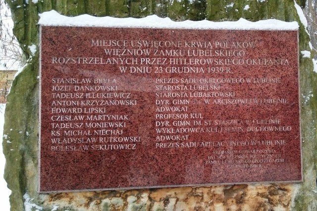 Tablica na pomniku poświęconym ofiarom egzekucji z 23 grudnia 1939 r.