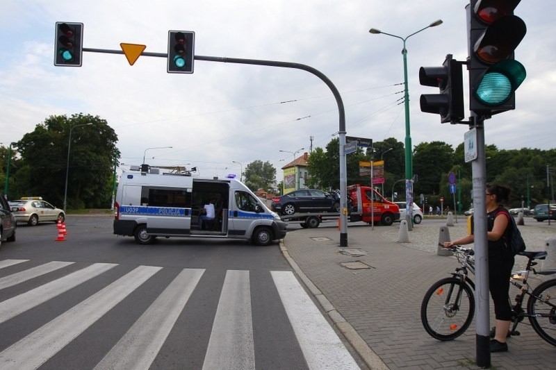 Poznań: Wypadek na skrzyżowaniu Królowej Jadwigi i Półwiejskiej [ZDJĘCIA]