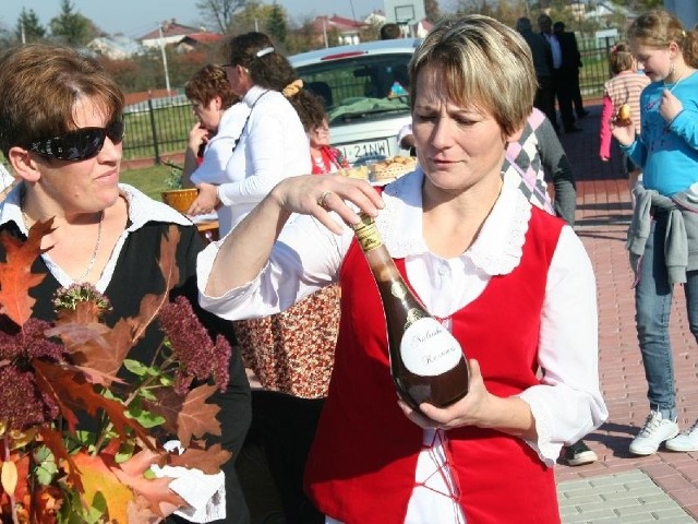 Panie z Sierakowa przygotowały na konkurs nalewkę kawową.