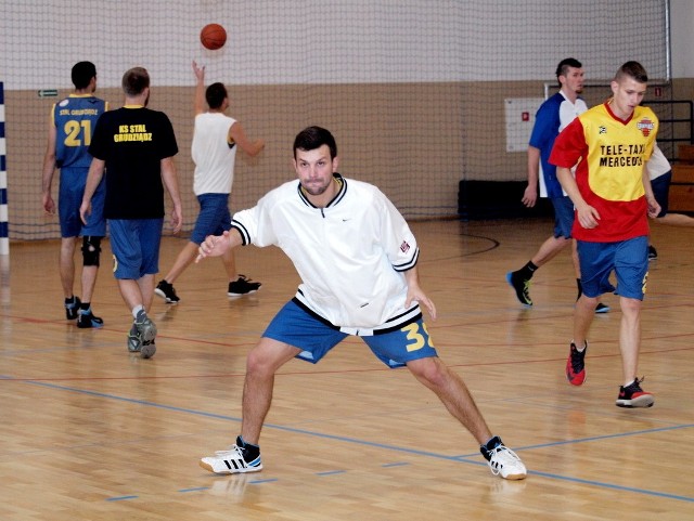 Trzecioligowi koszykarze rozpoczęli sezon 2015/16. KK Świecie przegrał we własnej hali ze Stalą Grudziądz 49:70.