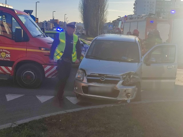 Na skrzyżowaniu ulic Śniadeckich, Bukowej i Tradycji w Koszalinie zderzyły się dwa samochody osobowe.