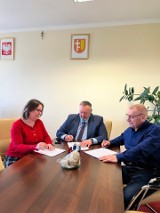 Podpisano umowę na budowę ośrodka zdrowia w Kobylinie-Borzymach. Koszt inwestycji to ponad 7 mln zł