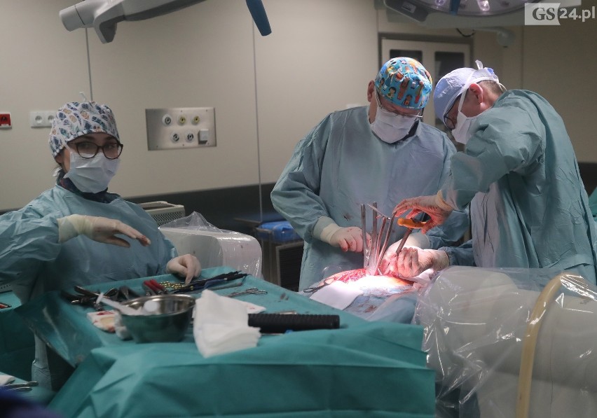Unikatowa operacja skoliozy w szpitalu "Zdroje" w Szczecinie. Korygowali kręgosłup nastolatki specjalnymi prętami [ZDJĘCIA]