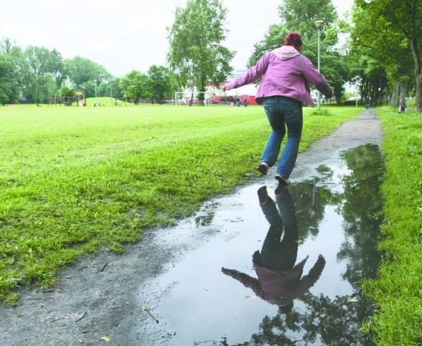 Osoby, które chodzą tędy codziennie, chciałyby, żeby miasto utwardziło alejki. W tym roku jednak nie mają na co liczyć.