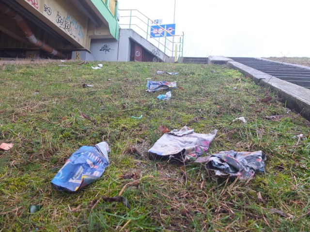 Śmieci obok mostu leżą już od dłuższego czasu i stale ich przybywa.