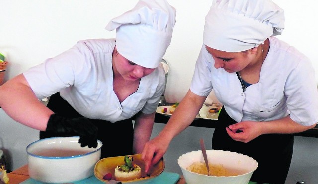 Małgorzata Wójcik (z lewej) razem z Gabrielą Sput ostro pracowały na pierwsze miejsce w środowych Buskich Potyczkach Kulinarnych 2016 w Słonecznym Zdroju.