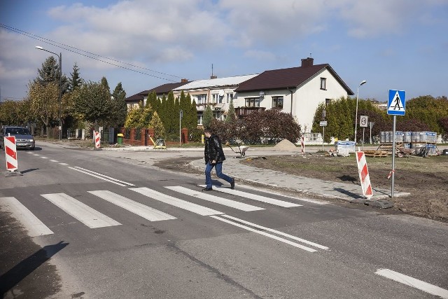 Prace związane z budową chodnika przy przejściu dla pieszych na ulicy Batalionów Chłopskich przy skrzyżowaniu jej z Grunwaldzką w Pińczowie zostały zakończone kilkanaście dni temu.