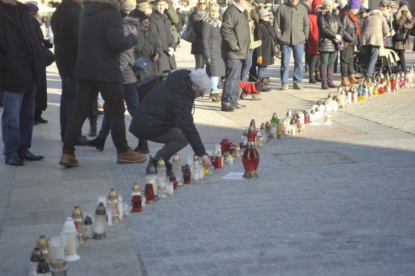 Kraków. Wielki marsz ku pamięci Pawła Adamowicza przeszedł ulicami miasta