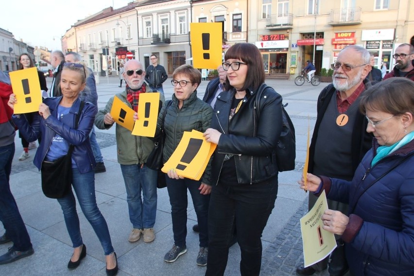 Strajk nauczycieli - spontaniczny protest na Rynku w Kielcach (TRANSMISJA)