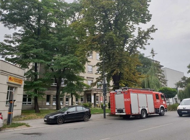 Na jednym z pięter uruchomiła się czujka przeciwpożarowa. Dźwięk alarmowy przestraszył personel i pacjentów, ale na szczęście nie było konieczności ewakuacji. Okazało się, że urządzenie "włączył" pył, który powstał podczas prac remontowych. Po sprawdzeniu zagrożenia strażacy wrócili do jednostki. 