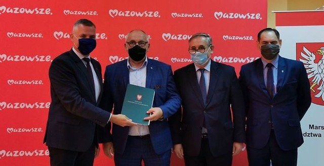 Podpisaną umowę prezentują od lewej: Rafał Rajkowski, Andrzej Jung, Józef Małaśnicki i Kamil Banaś.