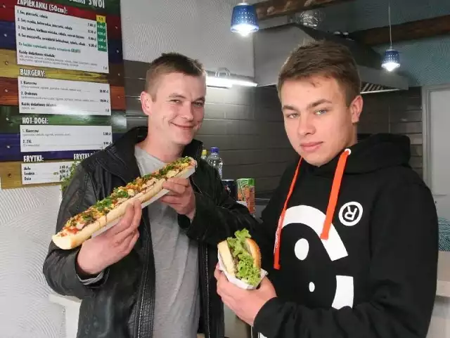 Grzegorz Klimczyk i Szymon Stępniewski zachwalali zapiekanki i hamburgery z lokalu "Sami Swoi&#8221; w Chęcinach.