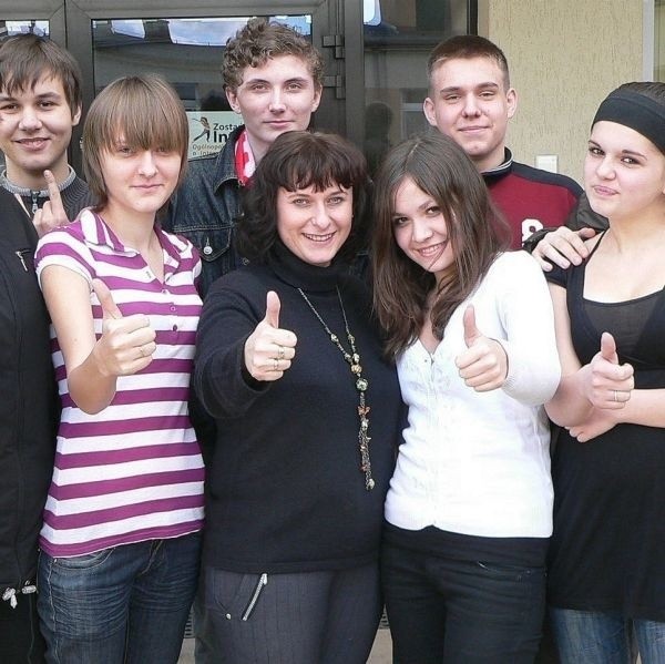 Tak klasa IIIG kazimierskiego gimnazjum - razem z wychowawczynią Magdaleną Lewicką - fetowała wygraną w plebiscycie &#8222;Echa Dnia&#8221;.