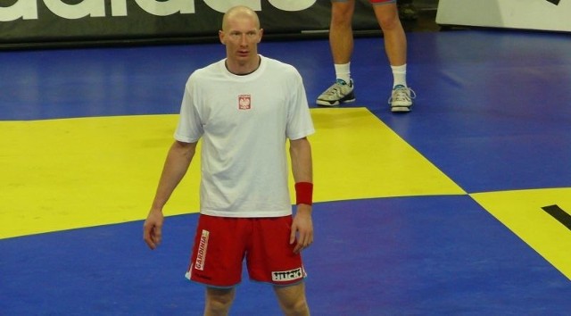 Karol Bielecki na rozgrzewce zaprezentował nową fryzurę, którą znamy z meczu o trzecie miejsce z mistrzostw Świata 2009.