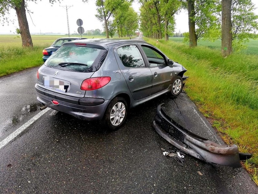 Wypadek na drodze Wrocław - Strzelin. Przód auta skasowany