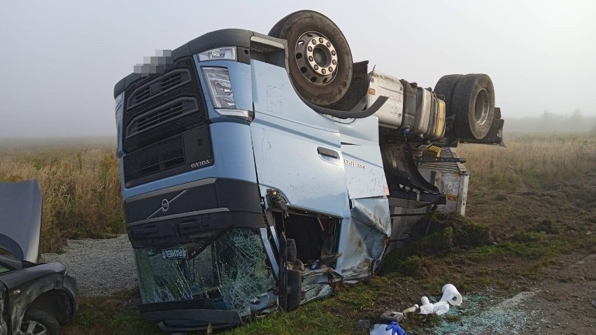 Wypadek pod Wrocławiem. Auto osobowe zahaczyło ciężarówkę....