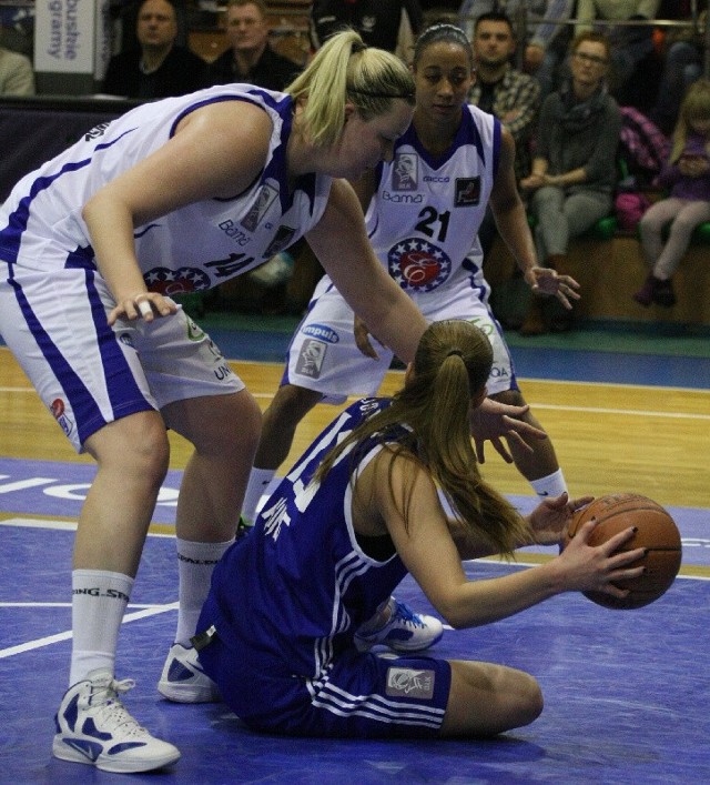 To był mecz walki. Szczecinianka Klaudia Sosnowska (z piłką) osaczona przez Izabelę Piekarską (nr 14) i Sharnee Zoll (21).