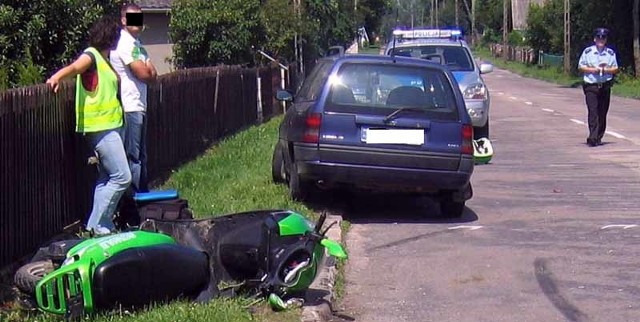 Trzy tygodnie temu we wsi Siekierka opel uderzył w jadący przed nim skuter.  Motorowerem jechało rodzeństwo, 14-letni kierowca i jego o 7 lat młodsza siostra. Oboje z obrażeniami trafili do białostockiego szpitala.