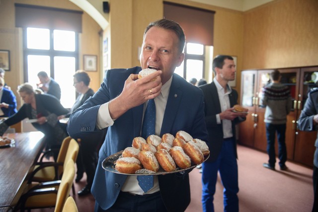 Michał Jakubaszek, radny miejski PiSW Wielki Piątek na pewno nie będę jadł pączków (śmiech). A tak poważnie, to nie mam problemu z ograniczaniem jedzenia w tym dniu.  To tylko kwestia podejścia. Zgodnie z tradycją poszczę i nie jem mięsa. Poza tym przed świętami warto jeść trochę lżej.