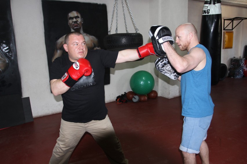 Raper Paweł Kapral chodzi na zajęcia boksu w klubie Fighter...