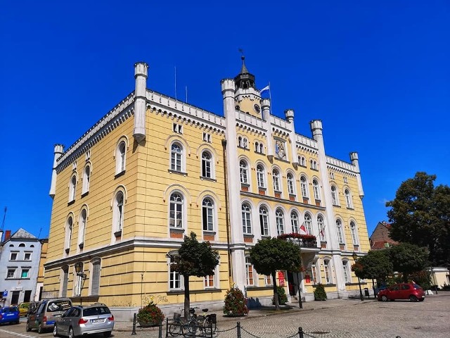 Łukasz Wojtasik z Nowej Soli gdziekolwiek jedzie zabiera ze sobą aparat fotograficzny. Z zawodu jest prokuratorem, ale z wielkiej pasji też fotografem. Tym razem udał się do Wschowy. Czy wypadła jak królewskie miasto? Na początek Ratusz siedziba władz miejskich.Pierwsza wzmianka o tym budynku pochodzi z 1435r. Obecny kształt ratusza pochodzi z przeprowadzonej przebudowy z lat 1860 – 1870. Nadano mu kształt eklektyczny. Jest to budynek trzykondygnacyjny, murowany, założony na rzucie prostokąta. Wieża umieszczona jest w narożniku północno-zachodnim. W dolnej części jest kwadratowa, a dwie górne kondygnacje są ośmioboczne. Najwyższa kondygnacja obwiedziona jest galeryjką. W narożniku północno-wschodnim ratusza zachowała się na  parterze sala nakryta kunsztownym sklepieniem sieciowym z pierwszej połowy XVI w. (sala gotycka). I ją przede wszystkim warto zobaczyć. Zwróćmy także uwagę na herb miasta umieszczony na frontonie ratusza. Przedstawia on scenę koronacji Najświętszej Marii Panny. Poniżej znajduje się podwójny krzyż jagielloński z dwoma pierścieniami. Został on wprowadzony prawdopodobnie w XV w. jako kolejny element herbu Wschowy, a później w ogóle zastąpił skomplikowaną i trudną do przedstawienia scenę koronacji Najświętszej Marii Panny.Źródło: „Spacerem po Wschowie...”, autorstwa Jolanty Pawłowskiej i Barbary Radajewskiej, www.wschowa.pl