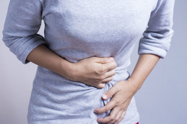 Choroba refluksowa jest zespołem objawów, które są efektem zarzucania treści pokarmowej z żołądka do przełyku. Przypadłość tę poprawnie powinno nazwać się refluksem żołądkowo-przełykowym lub z angielskiego – GERD (gastroesophageal reflux disease).