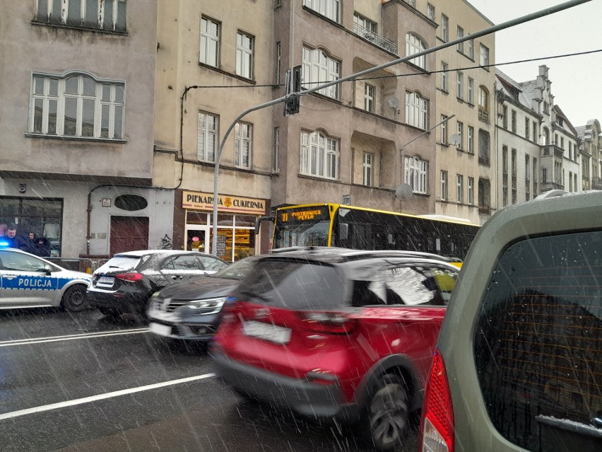 Zderzenie osobówki z autobusem miejskim w Katowicach.
