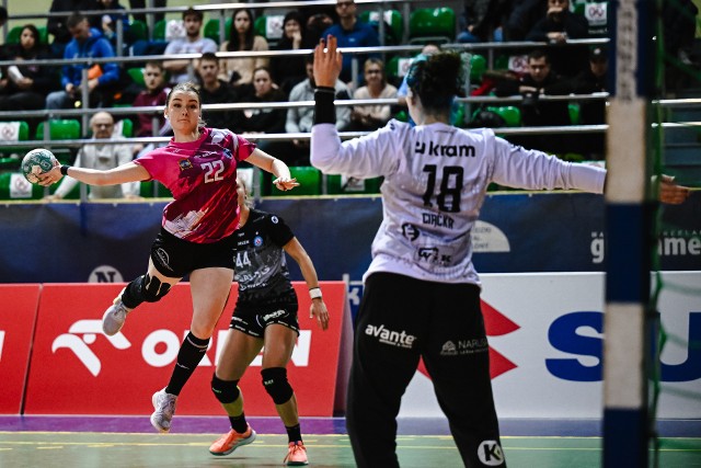 Handball JKS Jarosław (różowe koszulki) chce z Elbląga przywieźć punkty.